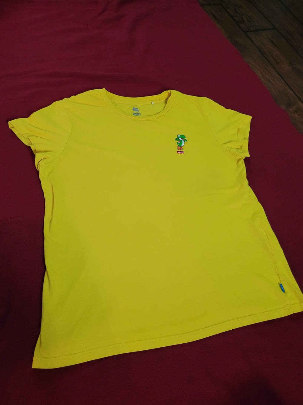 LEVIS x Super Mario Yellow Yoshi Women's L T-Shirt